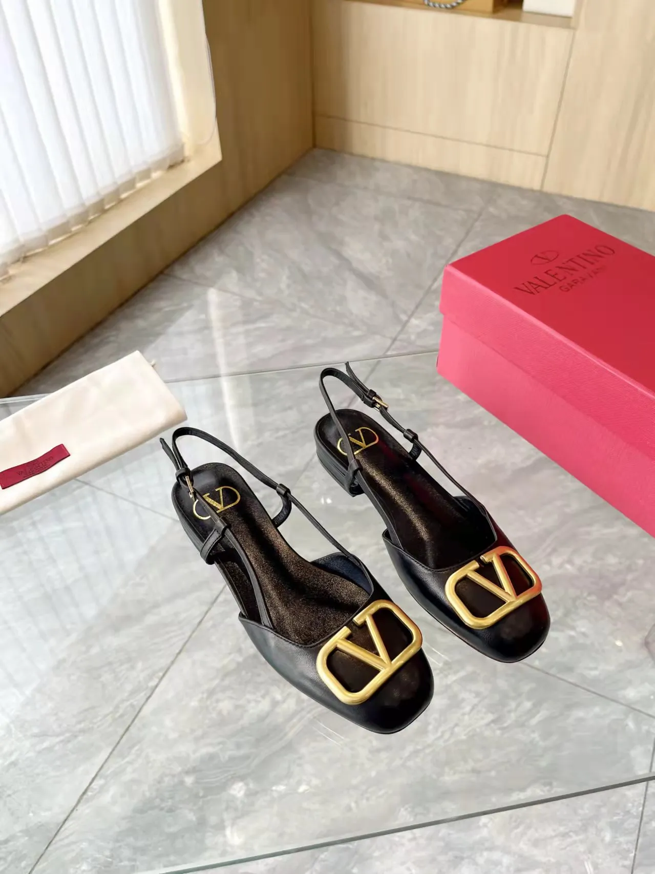 👟👟Ex-factory price 400👟👟 Genuine leather sole +40 Top version 𝑉𝐴𝐿𝐸𝑁𝑇𝐼𝑁𝑂 Valentino new spring and summer women's back hollow new sandals. Unique V-buckle hardware accessories bring out a full sense of luxury. The new season will live up to expectations! Worth buying★Absolutely high-grade❥Original method, Absolutely sensual❥Elegant style, creating a different feeling, simple and elegant style!  Code number: 35-41 (34-42 customized, non-returnable) Fabric: Imported sheepskin Inner foot pads: Inner sheepskin Heel height: 2 cm Leather outsole Rubber outsole